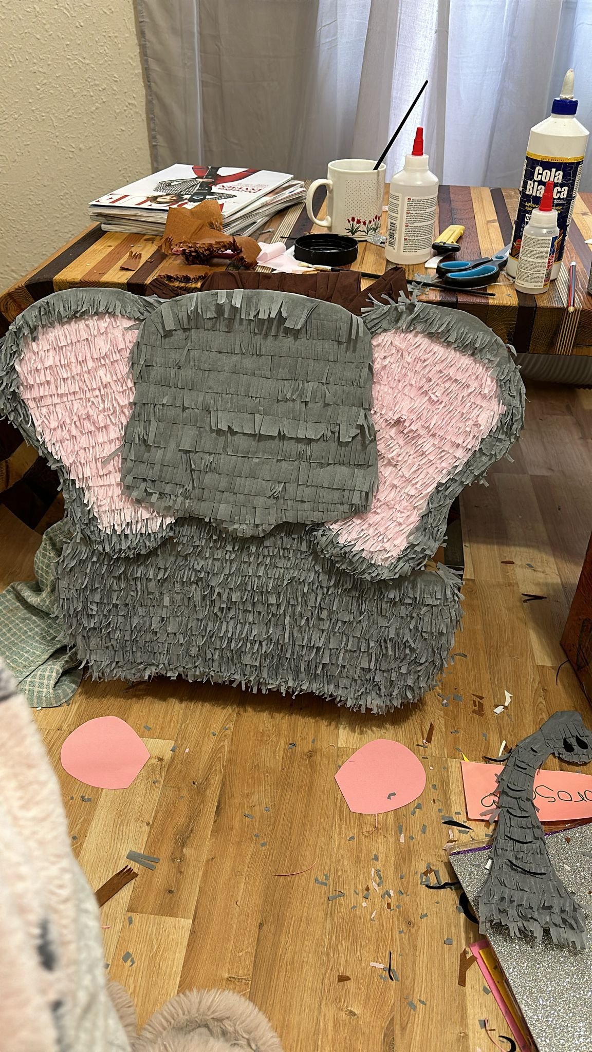 Proceso de creación de una piñata de elefante